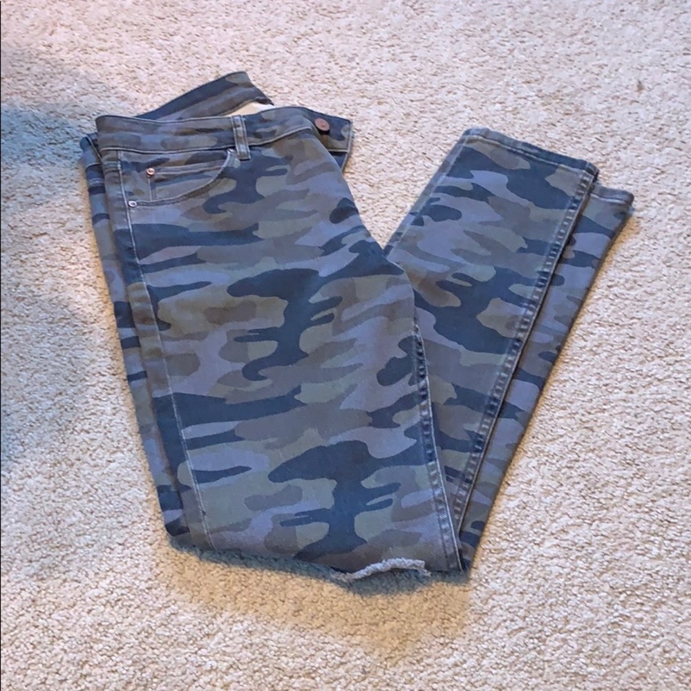 NEVER WORN distressed camo jeans
